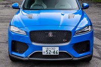 フロントまわりでは、大きく開いたフロントバンパーのエアインテークやリップスポイラーなどが、他のラインナップと異なる「SVR」専用のデザインとなる。グリル右下に「SVR」の文字がデザインされたエンブレムを装着。