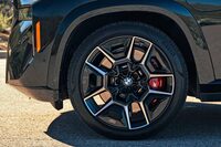 ホイール＆タイヤには21～23インチの3種類のサイズがあるが、日本仕様は23インチホイールと前：275/35R23、後ろ315/30R23サイズのタイヤの組み合わせが標準。無償オプションで、試乗車にも装着されていた22インチアルミホイールと前：275/40R22、後ろ：315/35R22サイズのハイパフォーマンスタイヤの組み合わせも用意される。