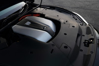 パワーユニットについては「LS500」「LS500h」ともに制御をリファイン。前者は加速時のシフトダウン頻度を下げ、後者は発進加速時のエンジン最高回転数を抑えることで、ゆとりある洗練された走りを実現した。