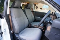 淡いグレーのシート表皮と木目調パーツとのコーディネートがおしゃれだ。シートベルトの茶色も木目調の部分とトーンが合わせられている。