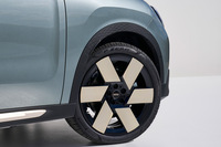 「MINIカントリーマン」に新グレード「E」「SE ALL4」登場　航続距離400km以上のBEVモデルの画像