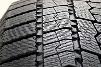 小型ブロック3つをセットにした「3連ブロック」構造とショルダーブロックの角をギザギザにした「バイティングエッジ」構造によってエッジ効果を高めている。