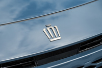 「クラウン エステート」のフロントを飾る、クラウンのエンブレム。（写真：向後一宏）