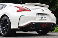 排気系には、V6エンジンの片バンクごとに独立した等長フルデュアルエキゾーストシステムが採用されている。