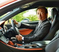 ＜プロフィール＞
	1977年入社。「クラウン」、初代および2代目「セルシオ」（LS400）の振動騒音開発に従事した後、 「チェイサー ツアラー」系、「プログレ」等の車両性能開発のまとめを担当した。レクサスセンターの立ち上げに参加し、「IS F」を提案。プレミアムスポーツブランド“F”を立ち上げ、車種別に存在していたスポーツグレードを“Fスポーツ”に統一した。