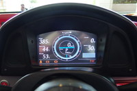 メーターはデジタル式で、車速やバッテリー残量などに加え、水温、油温、バッテリーの温度なども表示される。