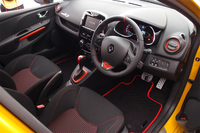 各所にオレンジの差し色があしらわれるインテリア。