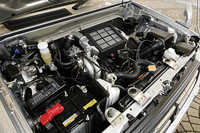 2WDにはNAエンジン、4WDにはターボエンジンが組み合わされる。2WDは5MTだけだが、4WDでは4ATと5MTの両方が選べる。