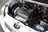 クランク軸をセミラダー方式で支持、フルフローティング式シリンダーヘッド、サイレントチェーンの採用など、振動、ノイズに配慮されたニューエンジン。