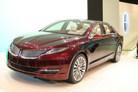 リンカーンのワールドプレミアは「MKZコンセプト」。「フュージョン」と同じプラットフォームを使う「MKZ」の次期モデルを示唆するクルマだ。