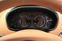 スピードメーター（左）は360km/hまで刻まれている。タコメーター（右）は反時計回りで、表示は8000rpmまで。