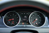 中央にマルチファンクションディスプレイを備えた2眼式メーター。エンジン回転計のレッドゾーンは6000rpmからとなっている。