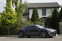 直接のライバルになると思われる「アウディTT」と比較すると、「プジョーRCZ」のほうが全長で10cm強長いものの、幅と高さはほぼ同じ。Aピラーからルーフを経由してCピラーへと橋渡しする「アルミナムアーチ」は、アルミ製。
