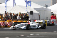 イベント開催時点でフォーミュラ・ニッポンのドライバーズ選手権でポイントリーダーであるナカジマレーシングの小暮卓史選手が、狭いコースでめいっぱいの加速を見せた。