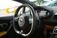 走行モード統合制御機構「ANIMA（アニマ）」のスイッチは、ステアリングホイールの下部（スポーク上）に位置する。