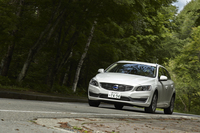 ワインディングロードを駆け上がる「V60ラグジュアリー エディション」。
    