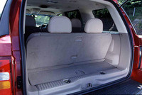 ワンタッチの3列目シートを立てても、これだけの荷室は確保される。リアゲイトは、ガラスハッチのみの開閉も可能。
	 