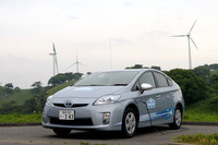 常陸太田市の風力発電施設「プラトーさとみ」で充電中。外部からの電力を得られるPHVは、つまり、風力や太陽光といった、ガソリン以外のエネルギー源を利用することもできる。