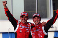 ポール・トゥ・ウィンで今季3勝目をあげ、ゴール後喜びを爆発させるNo.23 XANAVI NISMO GT-Rのブノワ・トレルイエ（左）と本山哲。