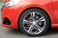 足元の仕様については従来モデルと共通。タイヤサイズは205/45R17で、ツートンカラーの17インチアルミホイールが組み合わされる。