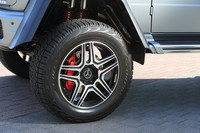 タイヤサイズは325/55R22。トレッドは標準モデルが前後とも1540mmなのに対し、「G550 4×4²」では前が1760ｍｍ、後ろが1780mmに拡幅している。