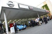 発表会場は青梅街道沿いのディーラー「日産プリンス東京 荻窪店」。日産では今後全国に約2200ある販売店に順次「LEAF to Home」を設置し、顧客にその価値をアピールするとともにオペレーションコストの削減を図るという。なお、この店は導入第1号店であることから発表会場に選ばれたのだそうだ。