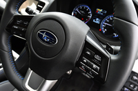 走行モードの選択ボタンやクルーズコントロールのスイッチは、走行中でも操作しやすいよう、ステアリングホイールのスポーク部に置かれる。
    