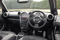 インテリアデザインは、大型センターメーターパネルをはじめ、円形と楕円（だえん）形のコンビネーション。2ドアハッチバックモデル以来の伝統が引き継がれている。