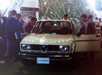 「アルファ・ロメオ アルフェッタ2000」。背後に「オートマチック新登場」の文字が躍る。