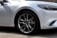 「アテンザセダン」のタイヤサイズは225/45R19。「BMW 320dツーリング」（225/50R17）より大きなサイズを履く。