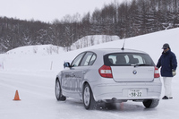 転倒するカメラマンが続出した、超ツルツル路面での発進。ブレーキをパっとリリースするだけでホイールスピンしてしまうほどの低ミュー路だが、FRでも発進・停止できる。むしろこうなると、4WDもへったくれもない。
	 