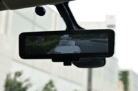 「スマート・ルームミラー」。車内の乗員や荷物にさえぎられて車両後方が見えにくい場合、ミラー内の像を、バックドアに設置されたカメラの映像に切り替えることができる。（写真をクリックするとミラーの投影部が変化します）