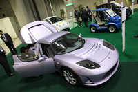 「テスラ・ロードスター」などが並んだEV特別展示コーナー。EVといえども、さすがに目新しさはなくなったと見え、以前のような人だかりはなかった。