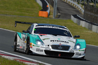 GT500クラスを制した、No.36 PETRONAS TOM'S SC430（中嶋一貴／ジェームス・ロシター組）。
    