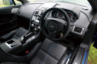 「ピアノブラックインテリアトリム」がオプション選択されたインテリア。センターコンソール、ドアパネルなどがつやつやした黒塗装のものとなる。