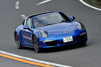 レフトハンダーを行く「タルガ4」。試乗車のボディーカラーは有償となる「サファイヤブルーメタリック」（21万4000円）。