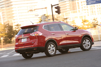 ボディーカラーはテスト車の「バーニングレッド」を含む全7色。「チタニウムカーキ」と「ブリリアントホワイトパール」「ダイヤモンドブラック」の3色は4万2000円（5％の消費税を含む）のオプションカラーとなる。
    