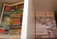 無料ラックに入っていた新聞・雑誌各1種。右の『TASTE LIFE』は中国語の立派な雑誌であった。