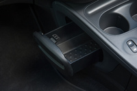 センターコンソールの脇には、引き出し式の収納スペースが備えられていた。
