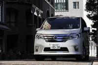 【テスト車のオプション装備】
キセノンヘッドランプ＝6万3000円／カーウイングスナビゲーションシステム＋バックビューモニター＋ステアリングスイッチ＝53万250円／SRSカーテンエアバッグシステム＆運転席・助手席SRSサイドエアバッグシステム＝9万4500円