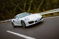 最高レベルの走行性能を誇る「911ターボS」には、アイドリングストップ機能やコースティング機能も備わる。