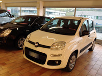 ショールームの2階は、認定中古車フロア。写真は「フィアット・パンダ」。