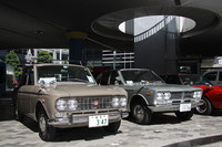 新車当時からのシングルナンバーを付けた1964年「ダットサン・ブルーバード1200デラックス」と1969年「日産ローレル1800デラックスB」。ちなみに「神」ナンバーは、「横浜」ができる以前の「神奈川」の略で、「神戸」ではありません。