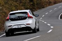 「V40 T4 SE」の足まわりには、“ダイナミック”と呼ばれる、ワインディングロードでの走行も意識したセッティングが施されている。