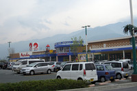 そして郊外にはアメリカ式のショッピングコンプレックスが栄える。駐車場は軽自動車の群れだ。