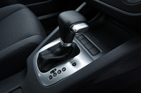 従来の6段DSGが湿式多板クラッチを採用していたのに対し、今回デビューの7段DSGは乾式クラッチを採用している。乾式はクラッチ冷却用のオイルが不要になるほか、周辺の機構を簡素化できる。そのため6段DSGの93kgから70kgへと重量が大幅に軽くなった。また、オイル回路で生じていたパワーロスが減ったことで、トランスミッションがパワーを伝達する効率自体も上がっている。