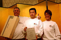 その日の晩にさっそく表彰式。BRAX3位のウイニング金子さんとオーディオテック・フィッシャー社社長のハインツ・フィッシャー夫妻。金子さんがあまりうれしそうな顔をしていないのはインフルエンザのせい？