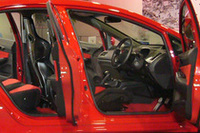 インテリアは、カーボン製のレカロシートが目玉。コンソールには3連メーター（水温、油温、油圧）が追加される。
