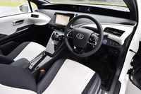 インテリアの様子。黒と白を基調に、計3タイプのカラーバリエーションがラインナップされる。
    