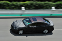 今回の試乗は、トヨタ自動車のテストコースで行われた。写真は、高速周回路をゆく新型「レクサスGSハイブリッド」。プレプロトタイプとなる試乗用車両には、マスキングが施されている。